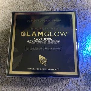 Glam Glow Youthmud Glow Stimulating Treatment.